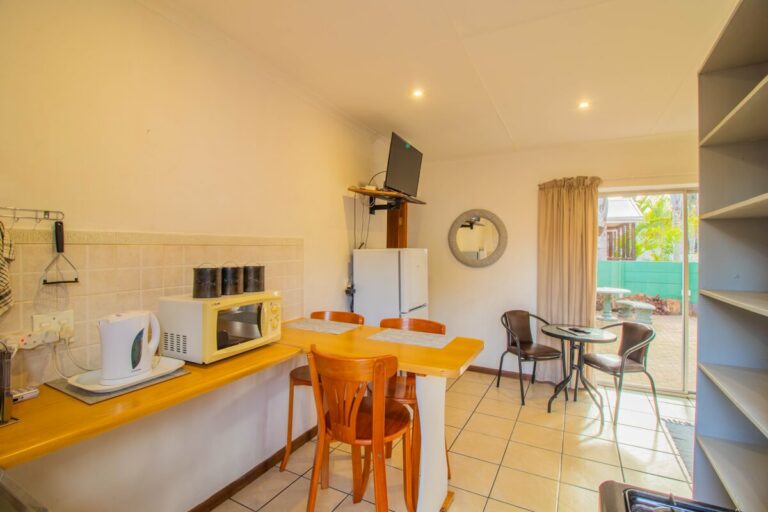 Aan de Kanal Guest House Hibiscus Room 3 3 768x512